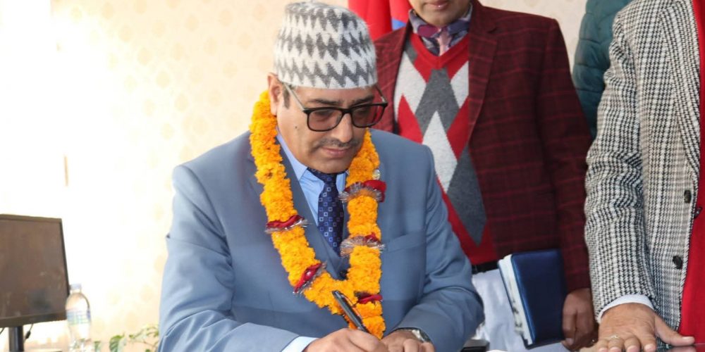 कुलमानले छाडेको भौतिक पूर्वाधार मन्त्रालयको जिम्मेवारी वनमन्त्री चौलागाईंलाई, लिए पदभार